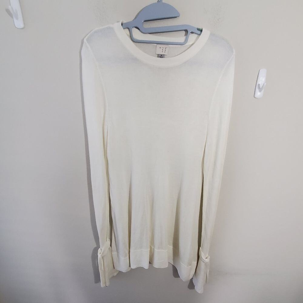 SUPER SOFT‎ cream colored sweater size medium